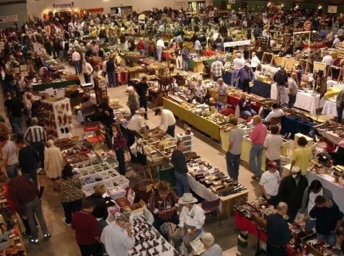 熙熙攘攘的購槍人群，不知道的還以為是菜市場。圖片來源：環(huán)球網(wǎng)