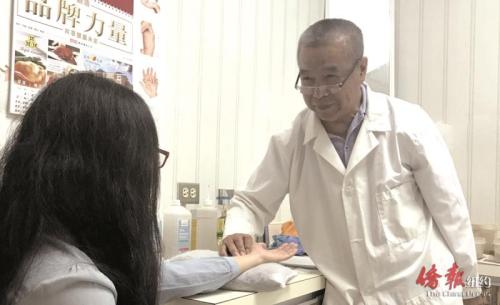芝加哥項志國醫(yī)師在為患者把脈。 (魏奕攝)