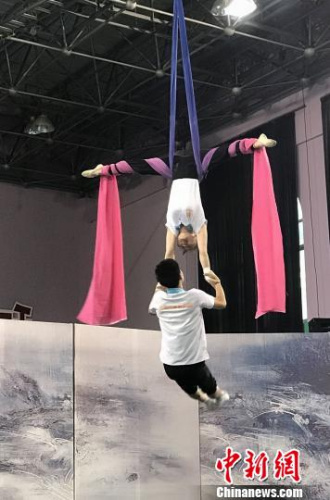 高難度雜技表演?！√菩∏?攝
