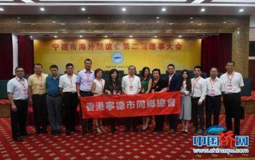 圖為海外鄉(xiāng)親現(xiàn)場(chǎng)合影留念?！蚊鳌z
