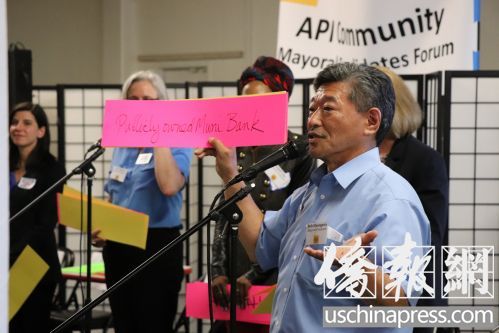 長谷川談建立市政銀行。(僑報記者杰克攝)