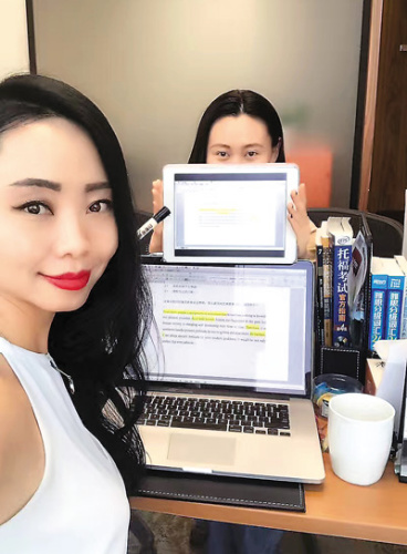 馮莉采用“屏幕共享”的方式來教授課程，學(xué)生可以在平板電腦上看到老師的即時(shí)課堂筆記。這樣的教學(xué)方式更加簡單、方便。