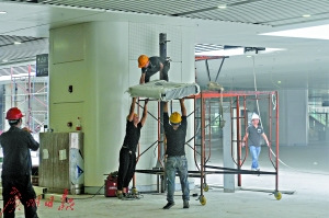 最后沖刺階段，到處是工人們忙碌的身影。