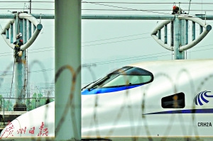 工人高空作業(yè)。