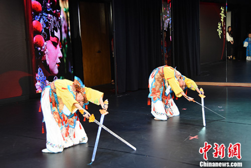 小學(xué)員們現(xiàn)場(chǎng)表演《蘇三起解》、《三家店》、《賣水》、《定軍山》、《貴妃醉酒》等京劇選段。 <a target='_blank' >中新社</a>記者 張朔 攝