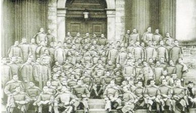 溫應(yīng)星所在的1909屆畢業(yè)生合影。（美國《世界日?qǐng)?bào)》/董溫子華提供）