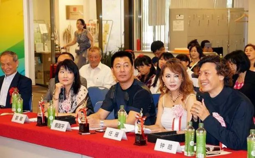 評(píng)委。日本《中文導(dǎo)報(bào)》