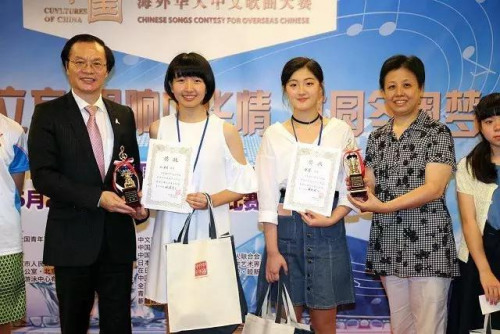 東京華助中心負(fù)責(zé)人顏安（左）為青少年組優(yōu)勝者中山惠美頒獎(jiǎng)。中國(guó)文化中心主任石永菁（右）為第二名張馨頒獎(jiǎng)。日本《中文導(dǎo)報(bào)》