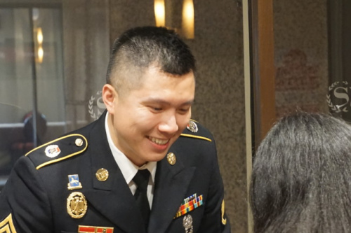 陸軍上士趙錦宏回答民眾問題。（美國《世界日報》/王若馨 攝）