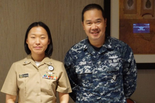 參加就業(yè)博覽會的海軍招募人員。（美國《世界日報》/王若馨 攝）