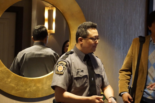 賓州州警陳耀民與民眾對話。（美國《世界日報》/王若馨 攝）