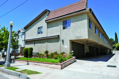 案發(fā)地點(diǎn)在一棟復(fù)合式公寓里。（美國(guó)《世界日?qǐng)?bào)》／李雪 攝）