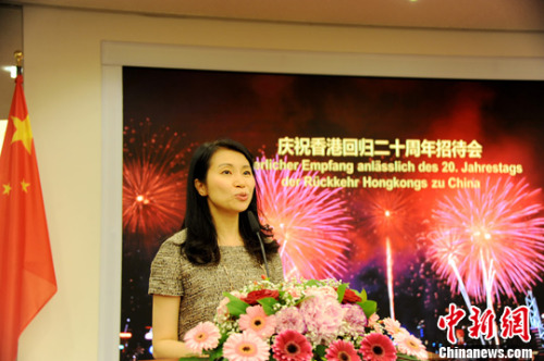 香港駐柏林經(jīng)貿(mào)辦主任何小萍致辭。<a target='_blank' >中新社</a>記者 彭大偉 攝