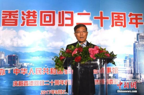 當(dāng)?shù)貢r間6月27日，中國駐洛杉磯總領(lǐng)館同美國南加州僑界在洛杉磯聯(lián)合舉辦招待會，熱烈慶祝香港回歸祖國20周年。圖為中國駐洛杉磯總領(lǐng)事劉健在招待會上講話。<a target='_blank' >中新社</a>記者 張朔 攝