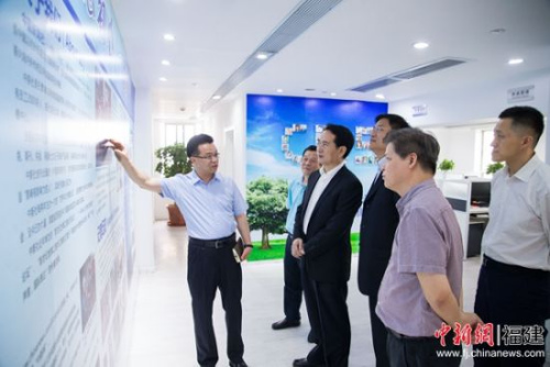 圖為國僑辦副主任譚天星(右四)、<a target='_blank' >中新社</a>社長章新新(右三)蒞臨<a target='_blank'  >中新網(wǎng)</a>(福建)調(diào)研指導(dǎo)工作。李南軒 攝