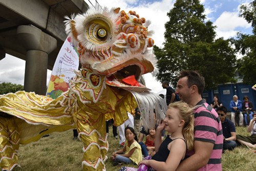當(dāng)?shù)貢r間6月25日，“倫敦香港龍舟同樂日”龍舟比賽在泰晤士河北岸的倫敦皇家阿爾伯特碼頭舉行，同時舉辦的舞獅、現(xiàn)場樂隊、東方美食展、防身術(shù)展示等一系列活動，吸引了數(shù)千英國當(dāng)?shù)孛癖姾腿A人華僑前來觀看。（攝影 王志永）