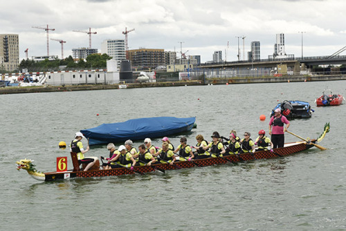 當(dāng)?shù)貢r間6月25日，“倫敦香港龍舟同樂日”龍舟比賽在泰晤士河北岸的倫敦皇家阿爾伯特碼頭舉行，同時舉辦的舞獅、現(xiàn)場樂隊、東方美食展、防身術(shù)展示等一系列活動，吸引了數(shù)千英國當(dāng)?shù)孛癖姾腿A人華僑前來觀看。（攝影 王志永）