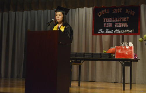 林雅玲克服語言障礙，發(fā)憤圖強(qiáng)以第二名畢業(yè)。(美國《世界日報》/俞姝含 攝)