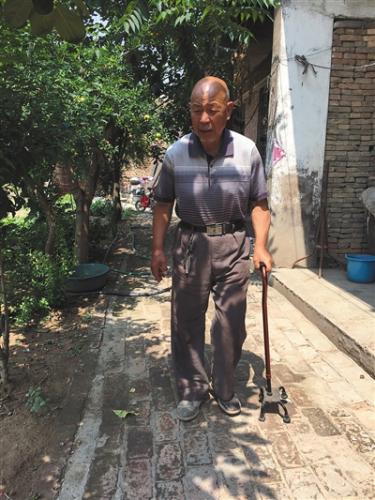 楊風(fēng)申身體不好，他不愛出門，每天在自家院子里拄著拐杖走幾圈。 A12-A13版圖片（除署名外）/新京報記者 宋超 攝