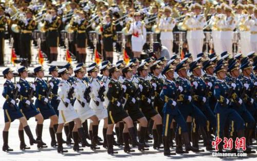 資料圖：抗戰(zhàn)勝利日閱兵式上，三軍儀仗隊(duì)女兵在接受檢閱。<a target='_blank' >中新社</a>記者 張浩 攝