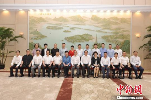 圖為與會人員合影?！￡愔\荃 攝