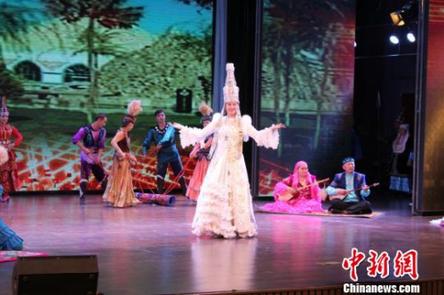 圖為哈薩克族的演員盛裝演出?！⌒煅?攝