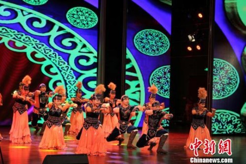 圖為哈薩克族演員演繹民族歌舞?！⌒煅?攝