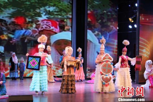 圖為哈薩克族的演員展示傳統(tǒng)手工刺繡。　徐雪 攝