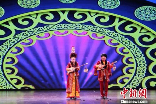 圖為哈薩克族演員演繹民族歌曲。　徐雪 攝