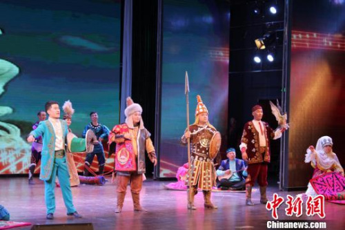 圖為哈薩克族的演員展示傳統(tǒng)服飾?！⌒煅?攝