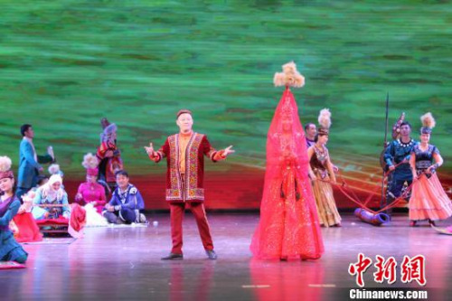 圖為哈薩克族的演員展示傳統(tǒng)服飾?！⌒煅?攝