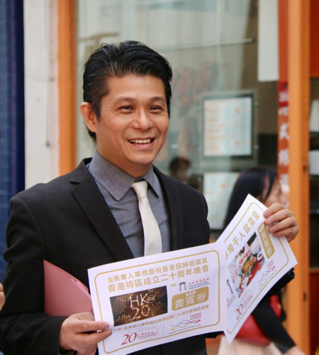 胡沛成在籌備倫敦華社香港回歸20周年慶典。（圖片來(lái)源：歐洲時(shí)報(bào)記者侯清源攝）