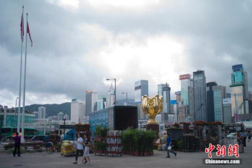 6月27日，香港金紫荊廣場(chǎng)開始布置鮮花，香港慶?；貧w祖國(guó)20周年氣氛漸濃。 <a target='_blank' >中新社</a>記者 盛佳鵬 攝