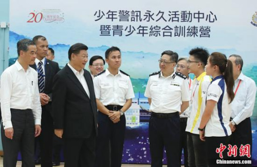 6月30日，國家主席習近平來到香港少年警訊永久活動中心暨青少年綜合訓練營考察，看望正在訓練的香港青少年。 <a target='_blank' >中新社</a>記者 盛佳鵬 攝