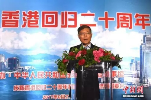 當(dāng)?shù)貢r間6月27日，中國駐洛杉磯總領(lǐng)館同美國南加州僑界在洛杉磯聯(lián)合舉辦招待會，熱烈慶祝香港回歸祖國20周年。圖為中國駐洛杉磯總領(lǐng)事劉健在招待會上講話。<a target='_blank' >中新社</a>記者 張朔 攝