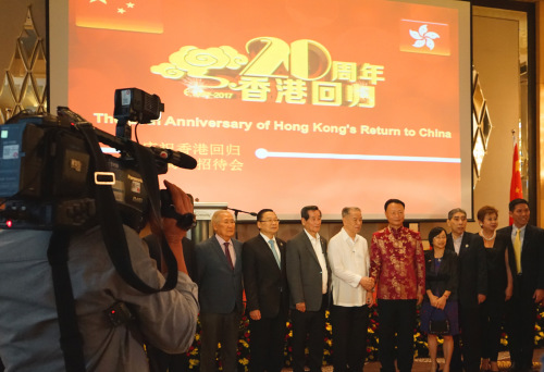 中國(guó)駐菲律賓大使館29日在馬尼拉馬卡蒂費(fèi)爾蒙特酒店，舉辦慶祝香港回歸20周年招待會(huì)。中國(guó)駐菲大使趙鑒華（合影者左五），與出席招待會(huì)的菲律賓總統(tǒng)和平事務(wù)顧問(wèn)杜瑞澤先生（左四），香港特別行政區(qū)駐雅加達(dá)經(jīng)濟(jì)貿(mào)易處處長(zhǎng)杜彭慧儀女士（左六），及應(yīng)邀出席的菲華各界人士合影。 