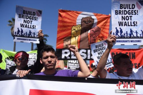 資料圖：美國(guó)洛杉磯，民眾手舉標(biāo)語(yǔ)、高呼口號(hào)，表達(dá)自己的訴求。<a target='_blank' >中新社</a>記者 張朔 攝