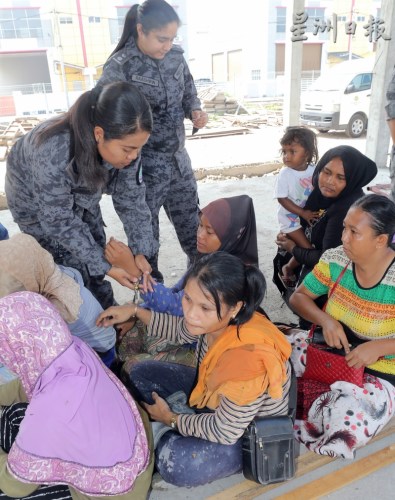 女外勞接受調(diào)查，以確定身份是否合法。(馬來西亞《星洲日報》)