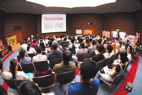 認(rèn)真聆聽(tīng)。（日本《中文導(dǎo)報(bào)》）