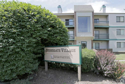 克利斯汀森住在離UIUC車程約十分鐘的石門公寓。(美國《世界日報》)