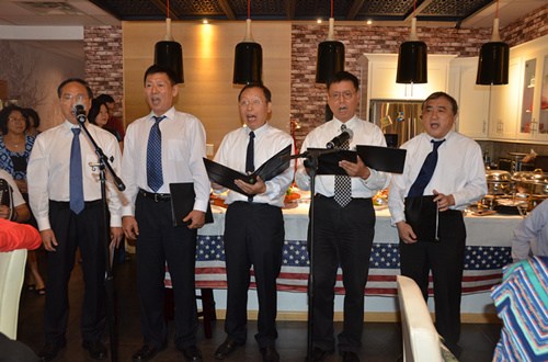 華人僑胞們演唱：游擊隊之歌。(美國《美中報導》/江維 英山 攝)