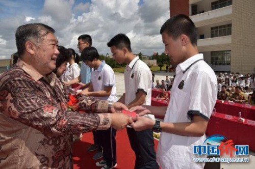 高居明先生(左一)為?，幹袑W學生頒發(fā)獎學金?！￡惾式?攝