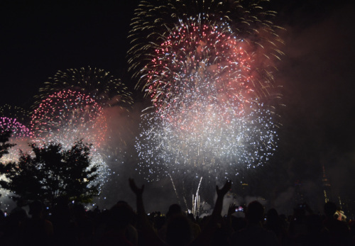 梅西國慶節(jié)煙花點(diǎn)亮東河，上萬民眾歡呼雀躍。（美國《世界日?qǐng)?bào)》/俞姝含 攝）