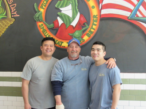 甄吳朱(左一)、高夫曼(中)，和趙振我(右一)合伙創(chuàng)建的「腌黃瓜哥兒們」已開業(yè)15年。(美國《世界日報(bào)》/顏嘉瑩 攝)