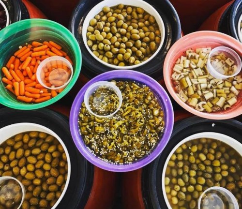 各種腌制食品，包括紅蘿卜、橄欖、辣椒等。(美國《世界日報(bào)》/顏嘉瑩 攝)