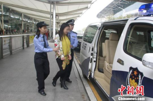 警方抓獲外逃經(jīng)濟(jì)犯罪嫌疑人。警方供圖