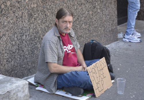 華埠游民眾多，給商家?guī)砝_。(美國《世界日報》／俞姝含 攝)