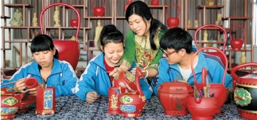 寧海一職徐為琴老師教學(xué)生制作泥金彩漆。