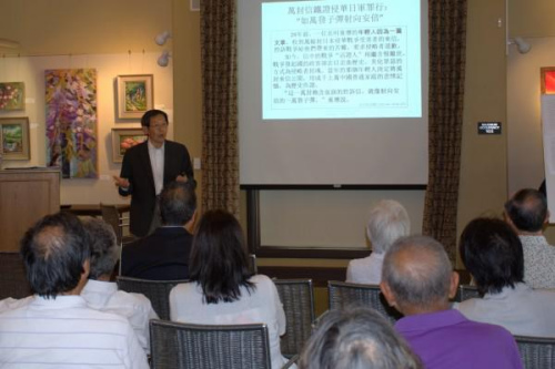 柴大定：80歲，博士，曾擔(dān)任美國新澤西州含德市市長 圖中柴大定正在美國圣地亞哥史維會演講“10000個正義的呼聲——童增書簡”