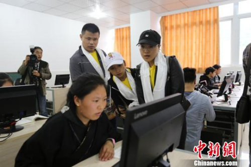 海外華僑華人子女參觀四川省藏文學(xué)校。　馬強 攝